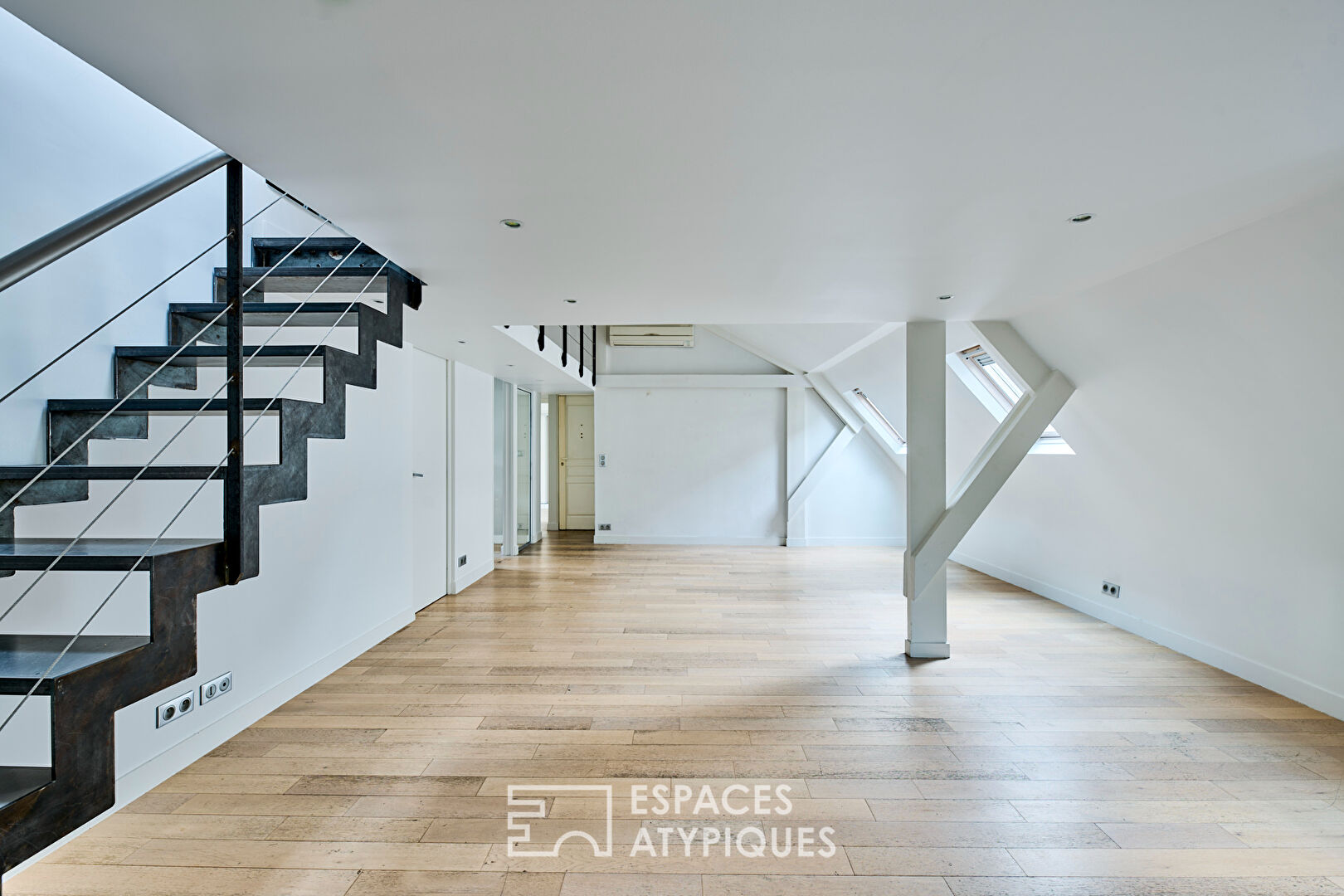 Duplex d’architecte en dernier étage avec vue sur l’Hôtel de Ville