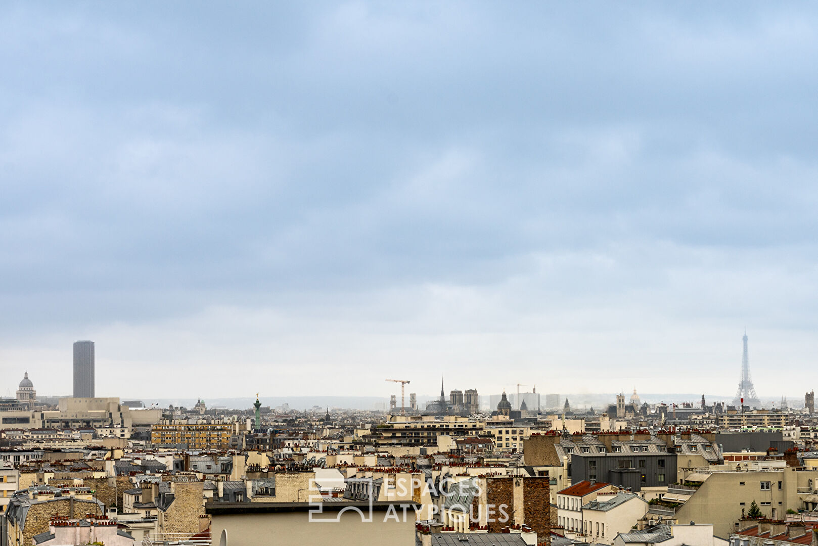 Crossing apartment with view of the monuments