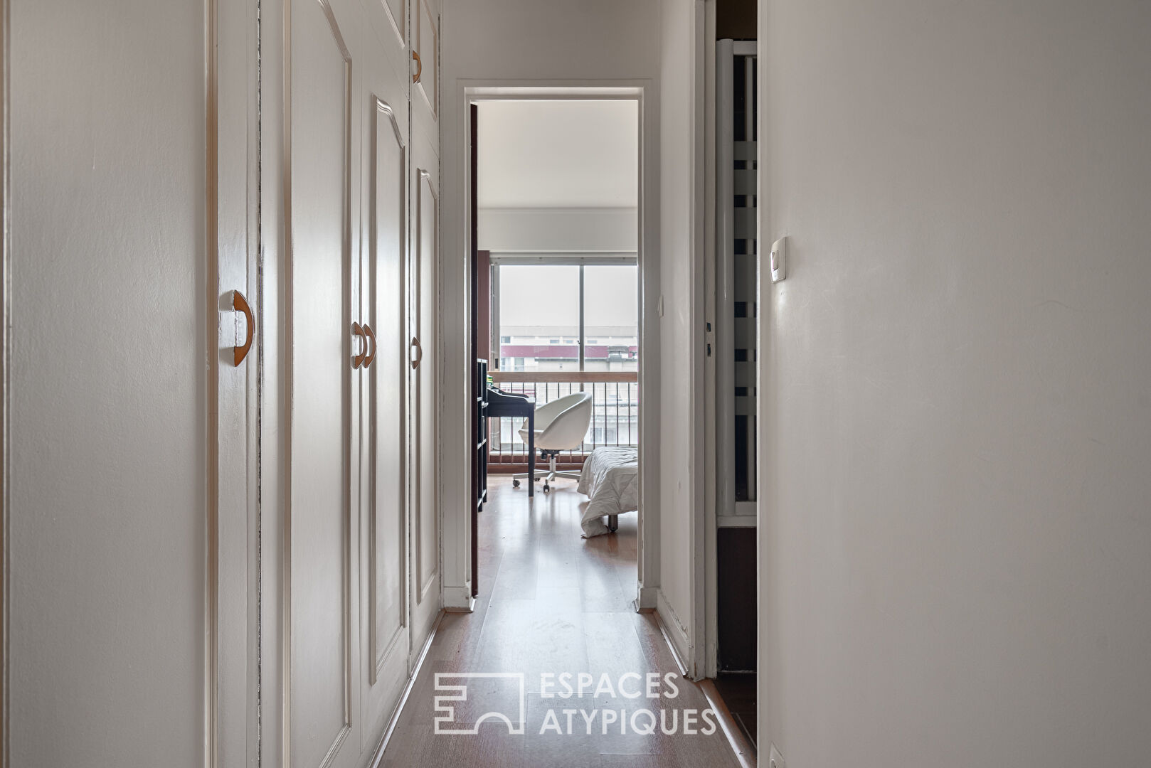 Crossing apartment with view of the monuments