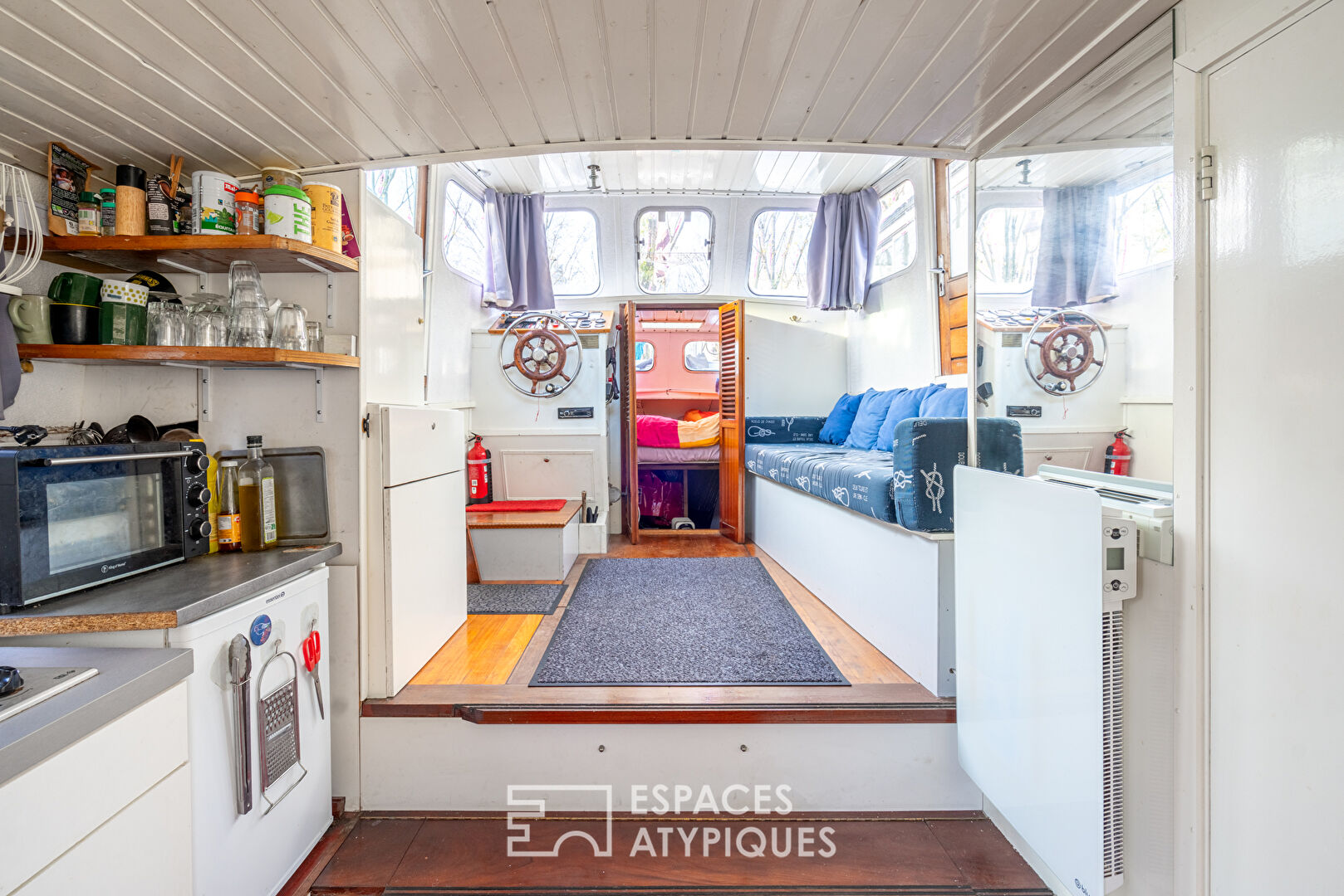 Bateau de plaisance avec terrasse couverte