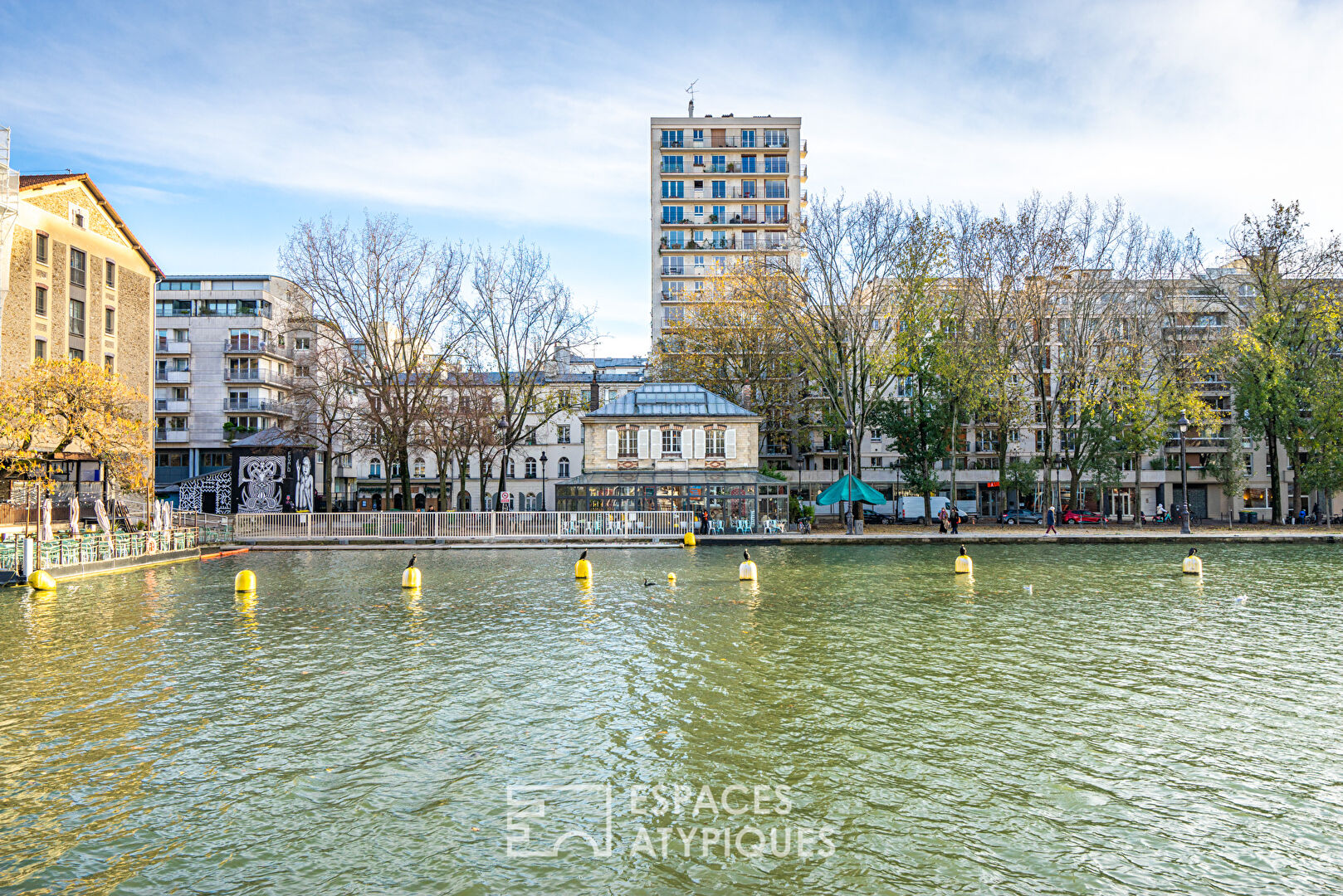 Bateau de plaisance avec terrasse couverte