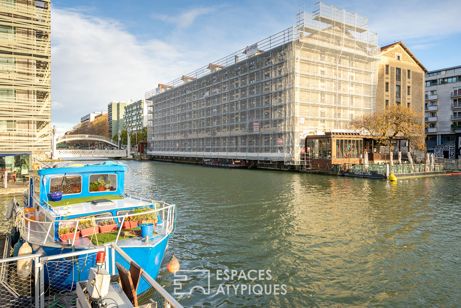 Bateau de plaisance avec terrasse couverte