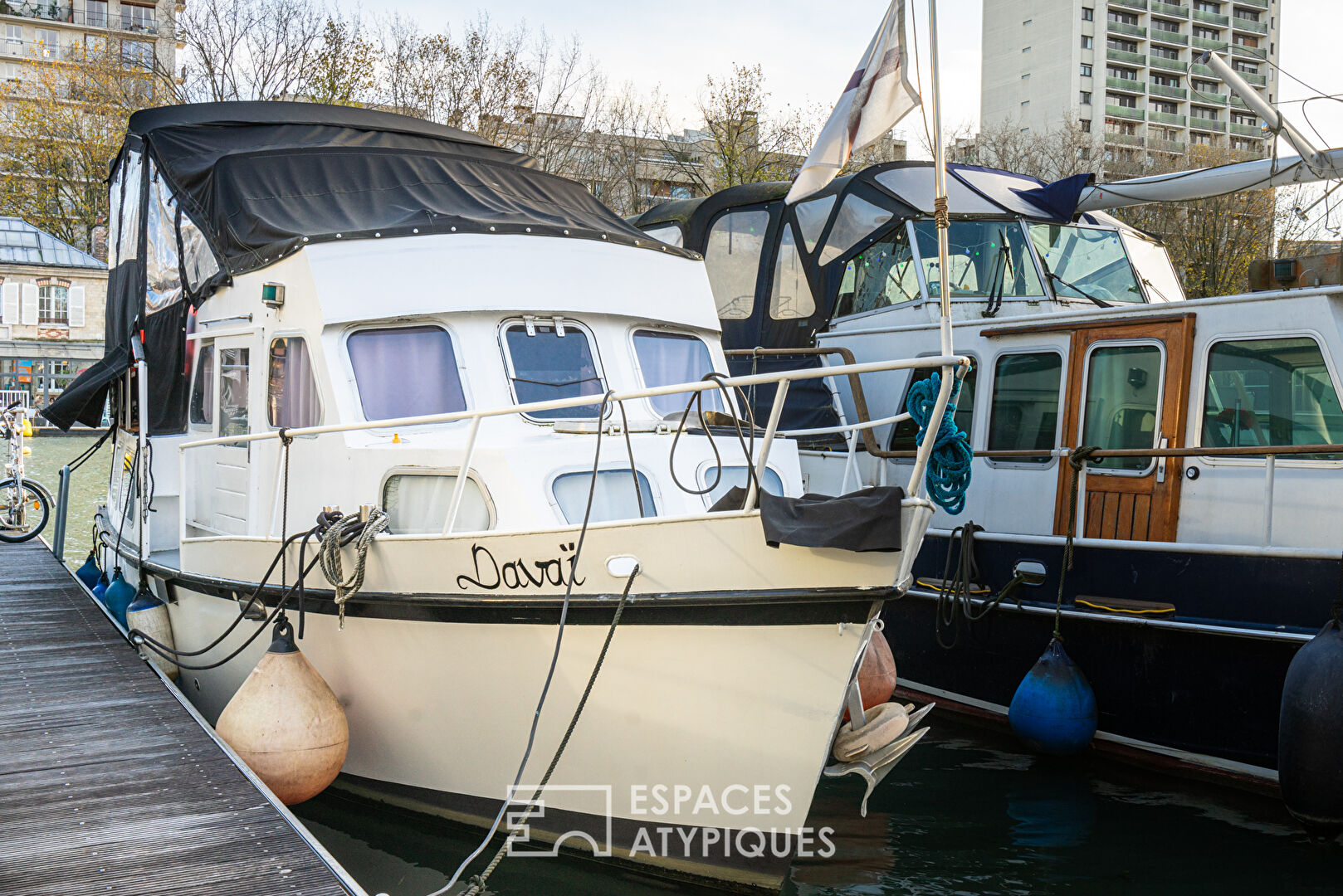 Bateau de plaisance avec terrasse couverte