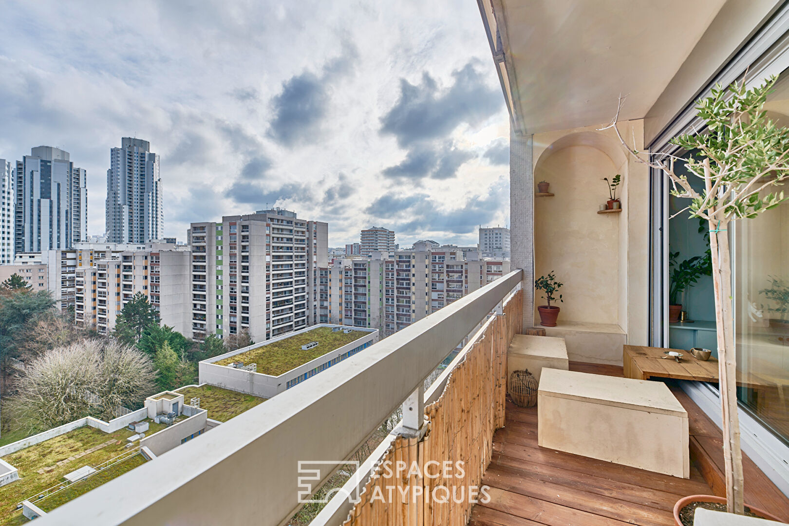 Appartement avec balcon en étage élevé et rénové par architecte