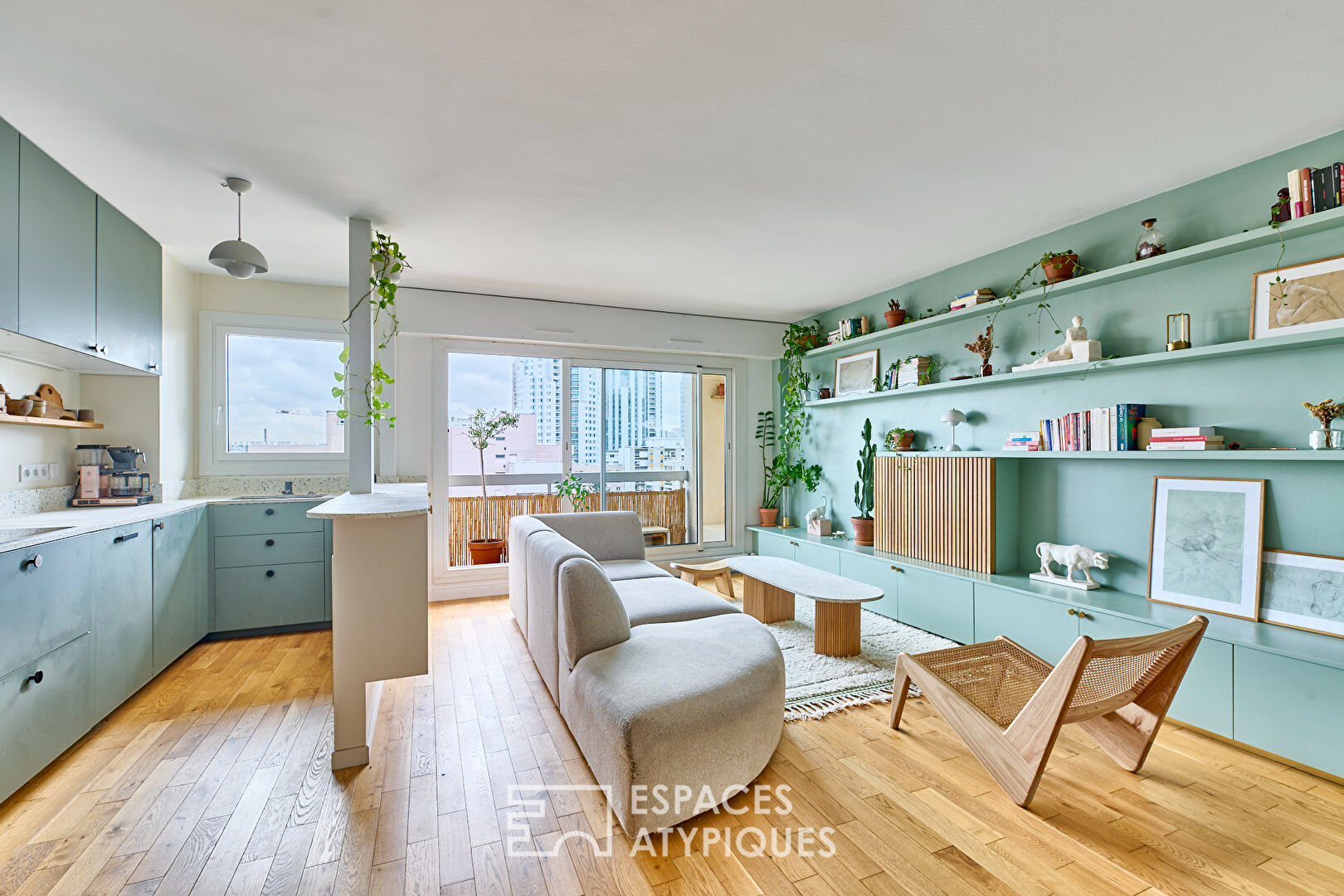 Appartement avec balcon en étage élevé et rénové par architecte