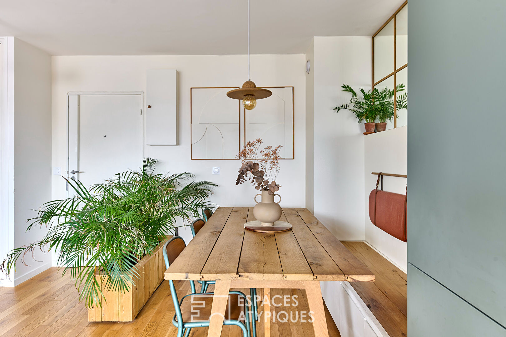 Appartement avec balcon en étage élevé et rénové par architecte