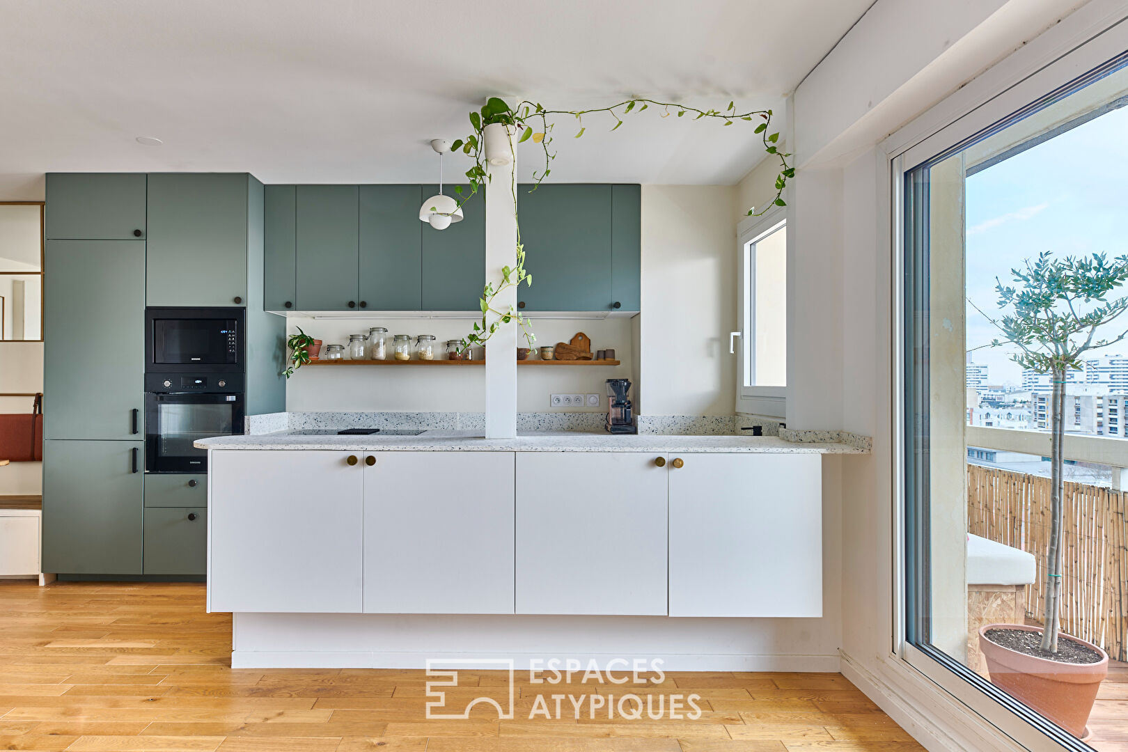 Appartement avec balcon en étage élevé et rénové par architecte