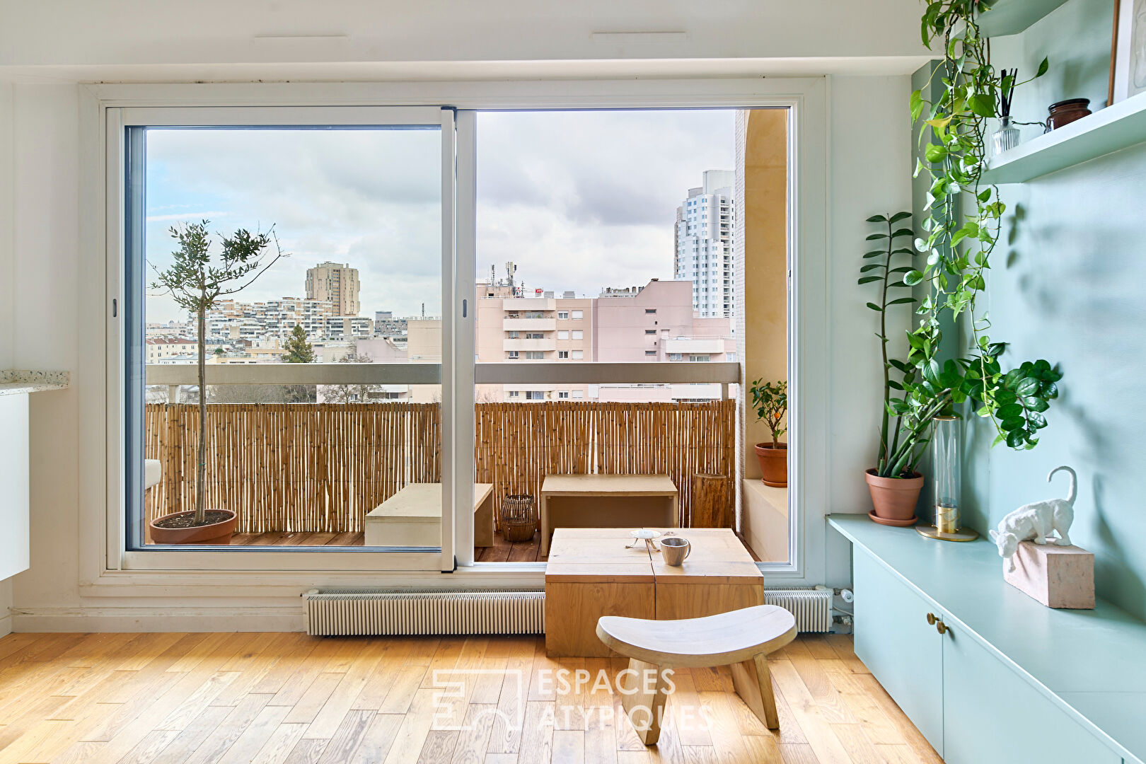 Appartement avec balcon en étage élevé et rénové par architecte