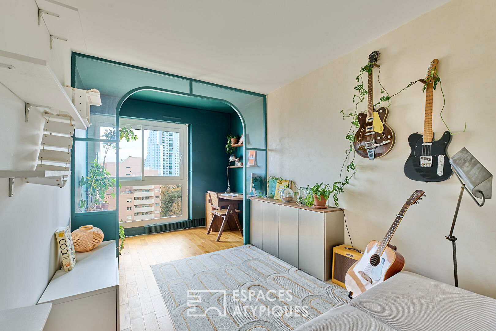 Appartement avec balcon en étage élevé et rénové par architecte