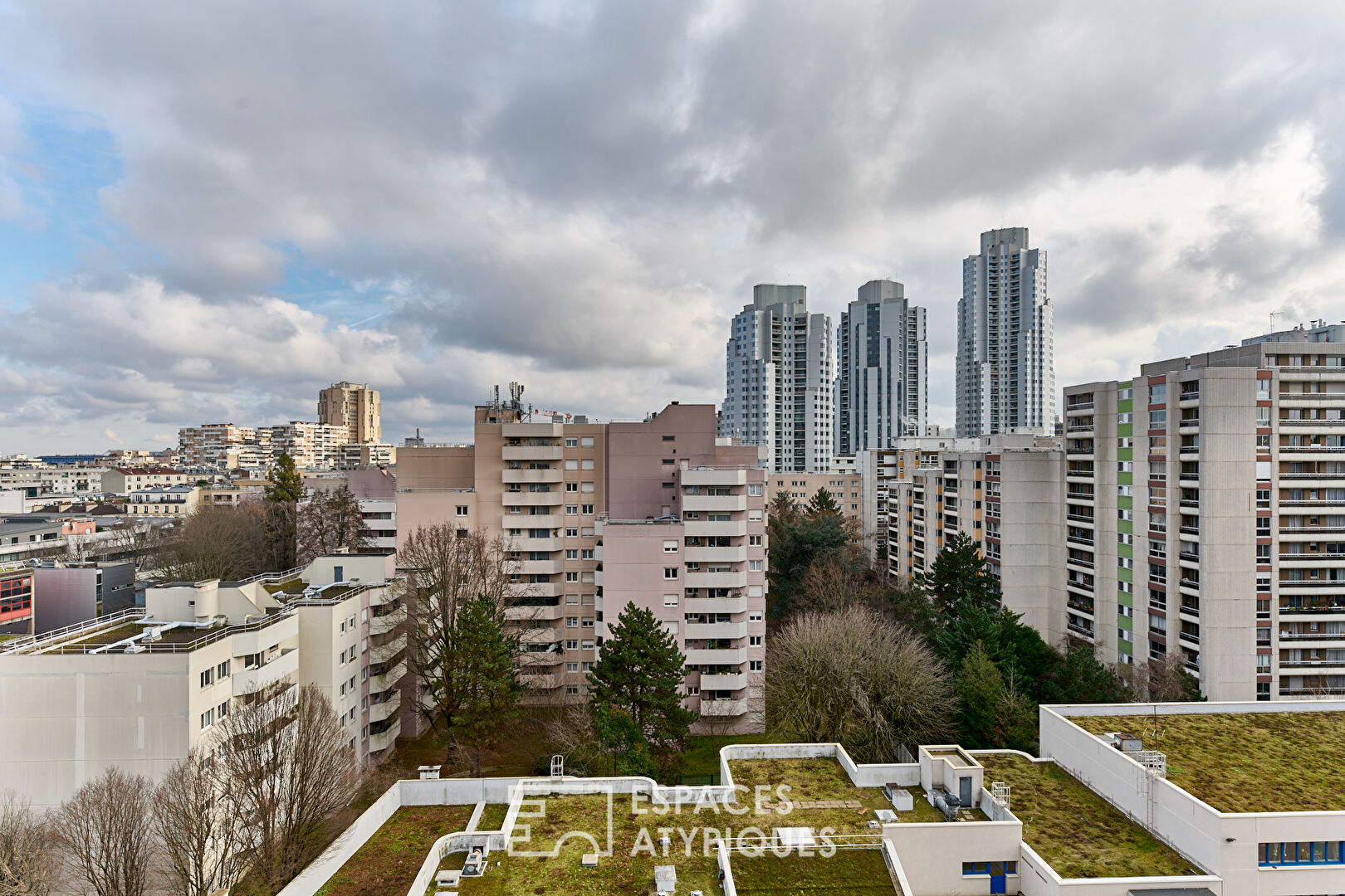 Appartement avec balcon en étage élevé et rénové par architecte