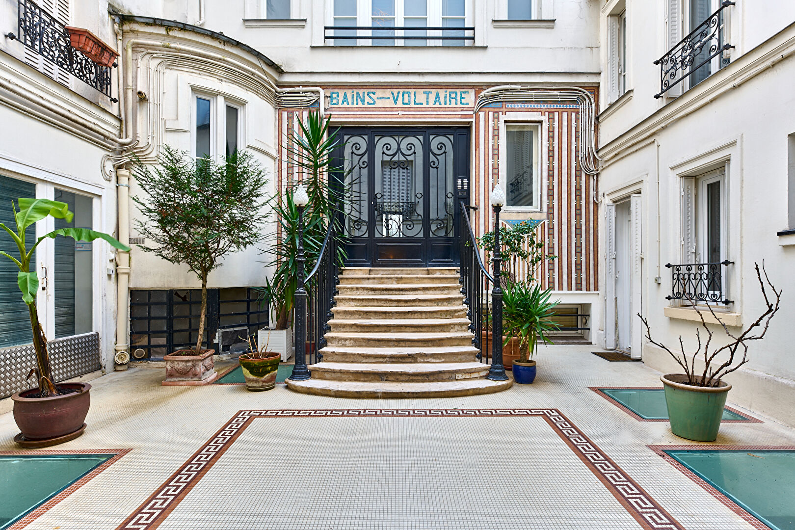 Place Voltaire, loft with patio in former shower baths