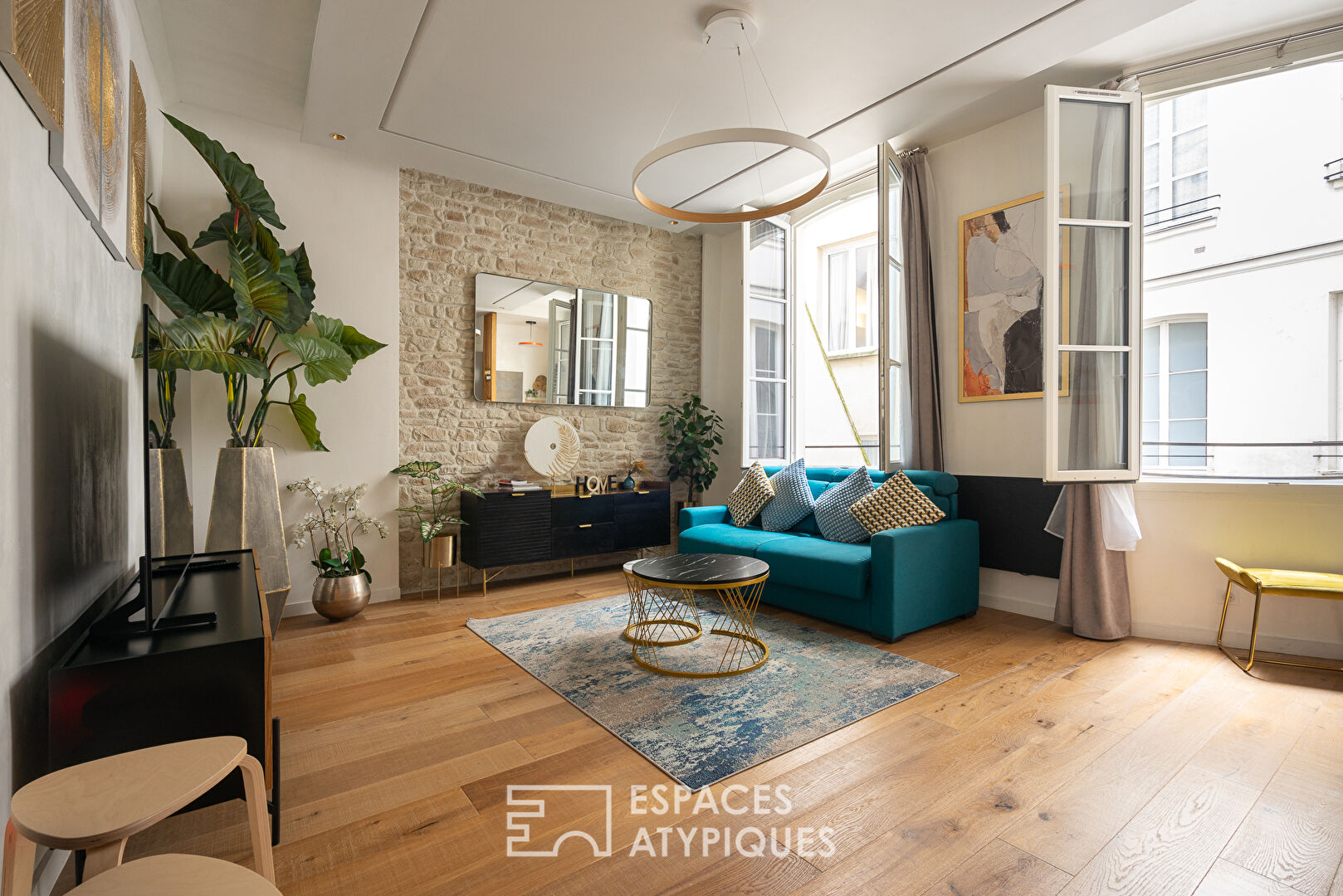 Renovated apartment in the heart of a paved courtyard in the Marais