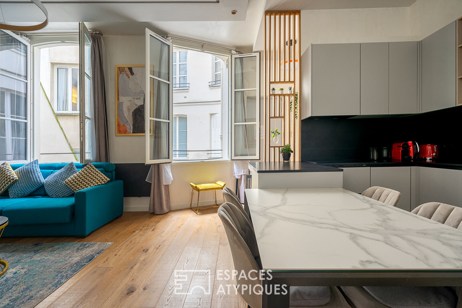 Renovated apartment in the heart of a paved courtyard in the Marais