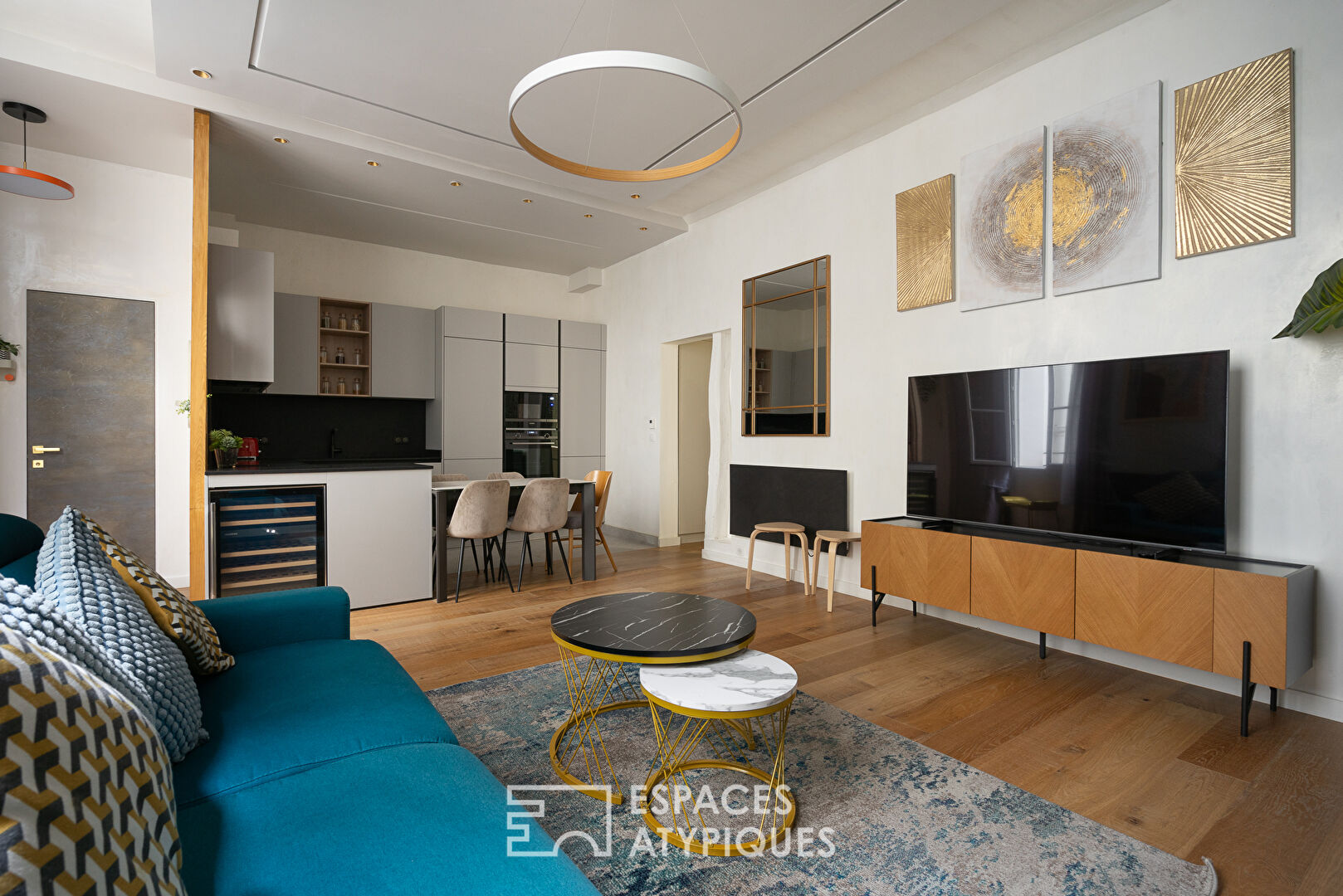 Renovated apartment in the heart of a paved courtyard in the Marais