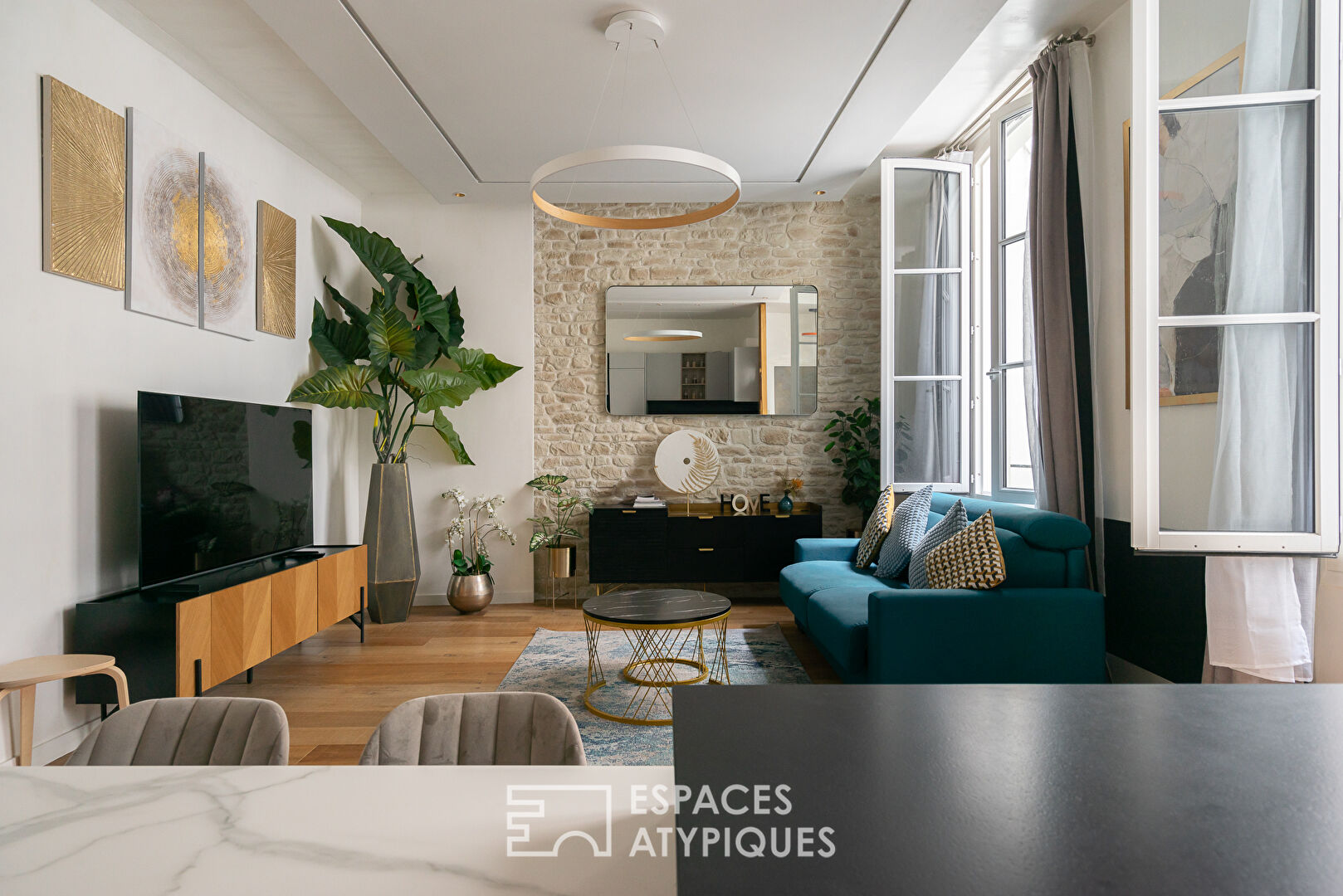 Renovated apartment in the heart of a paved courtyard in the Marais