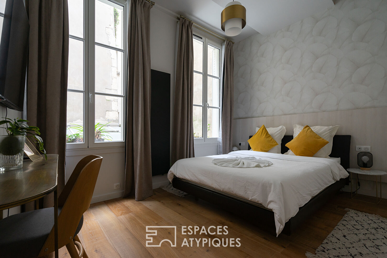 Renovated apartment in the heart of a paved courtyard in the Marais