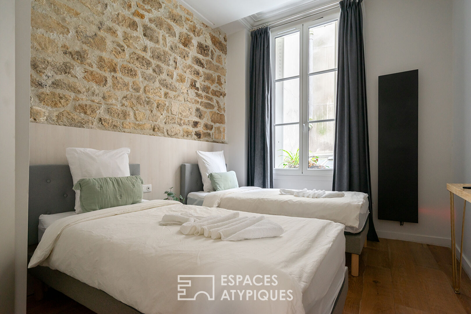 Renovated apartment in the heart of a paved courtyard in the Marais