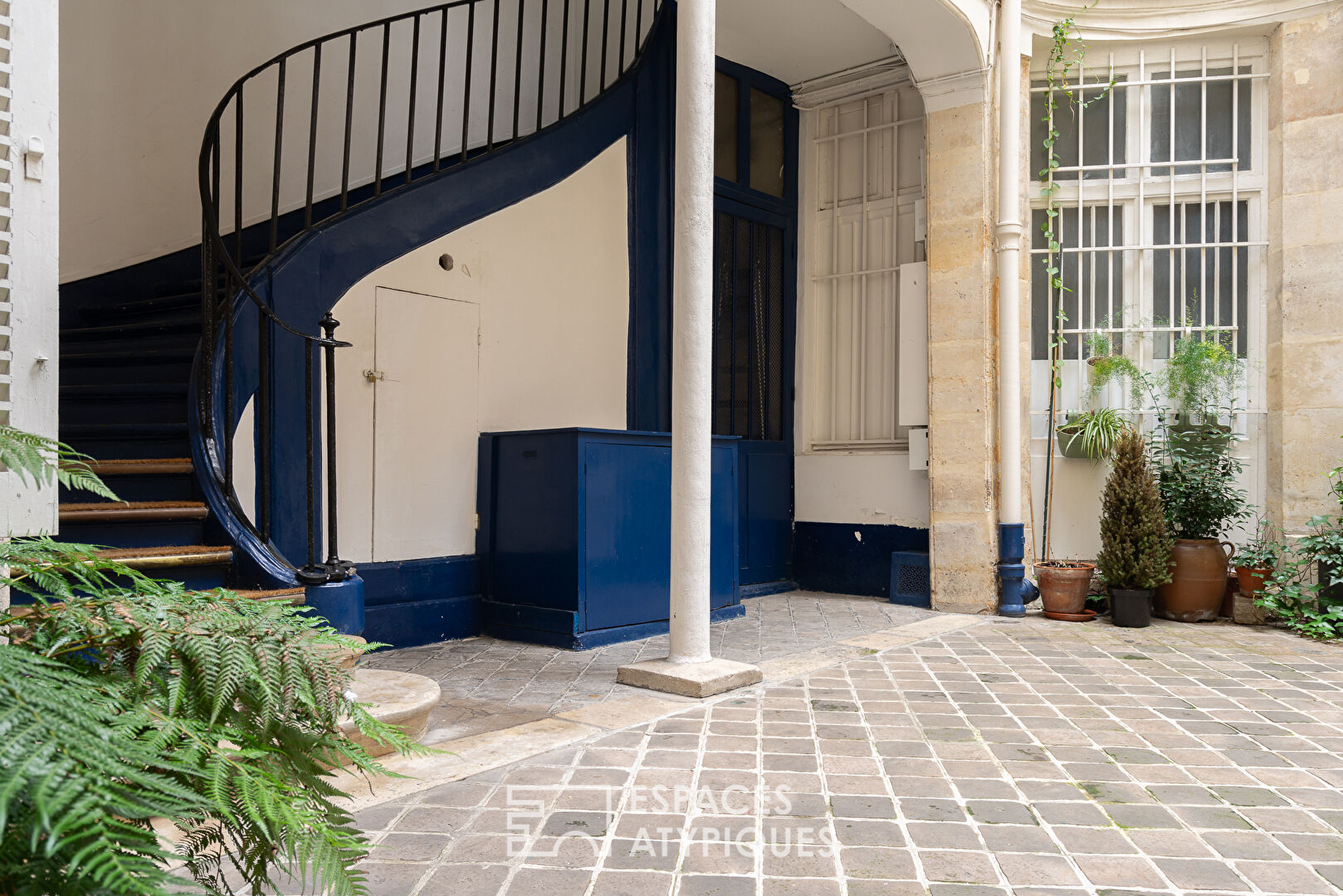 Renovated apartment in the heart of a paved courtyard in the Marais