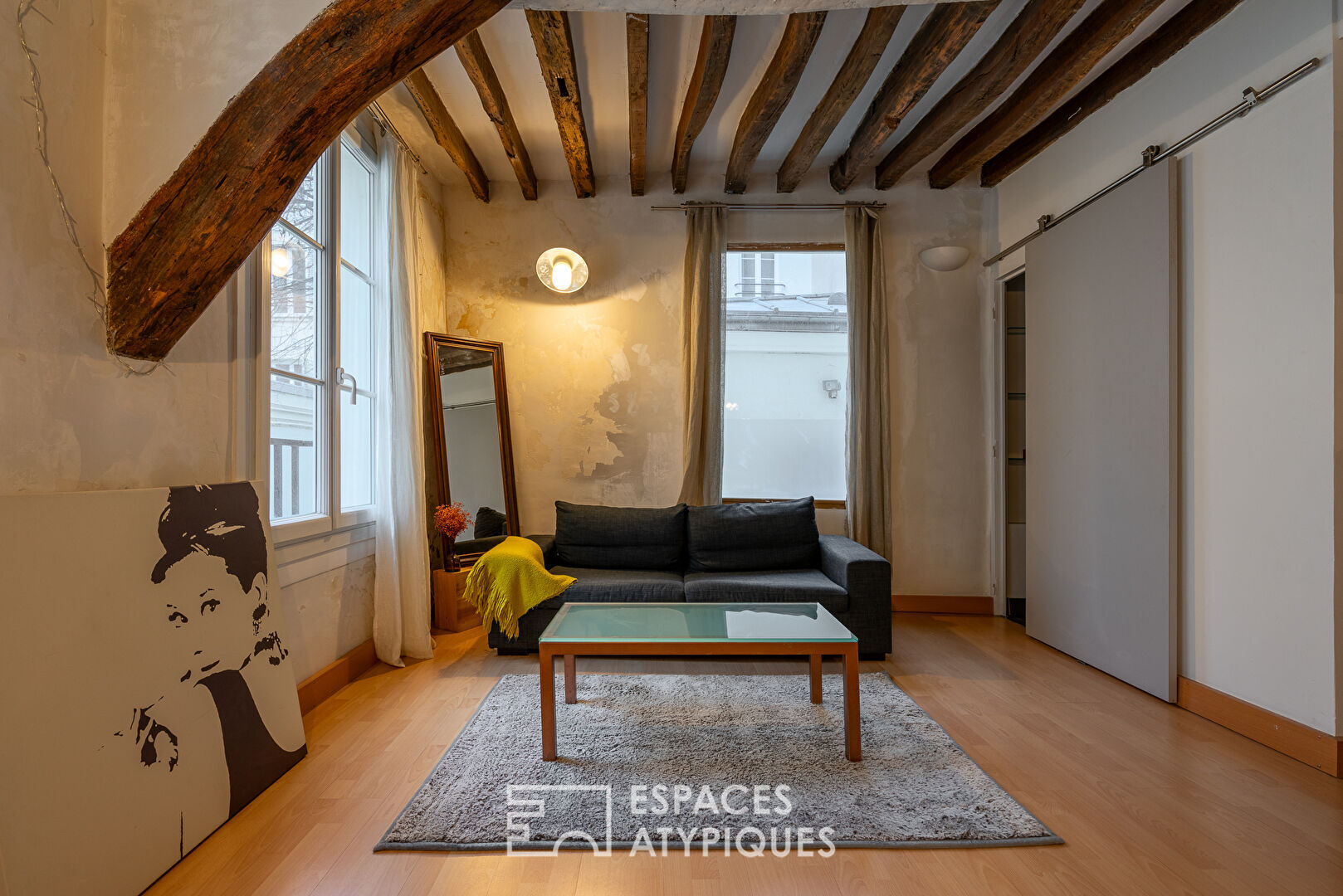 Appartement avec poutres apparentes sur cour pavée