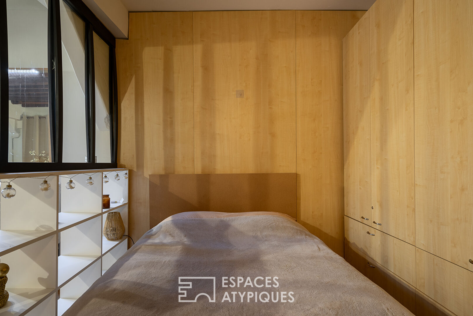 Appartement avec poutres apparentes sur cour pavée