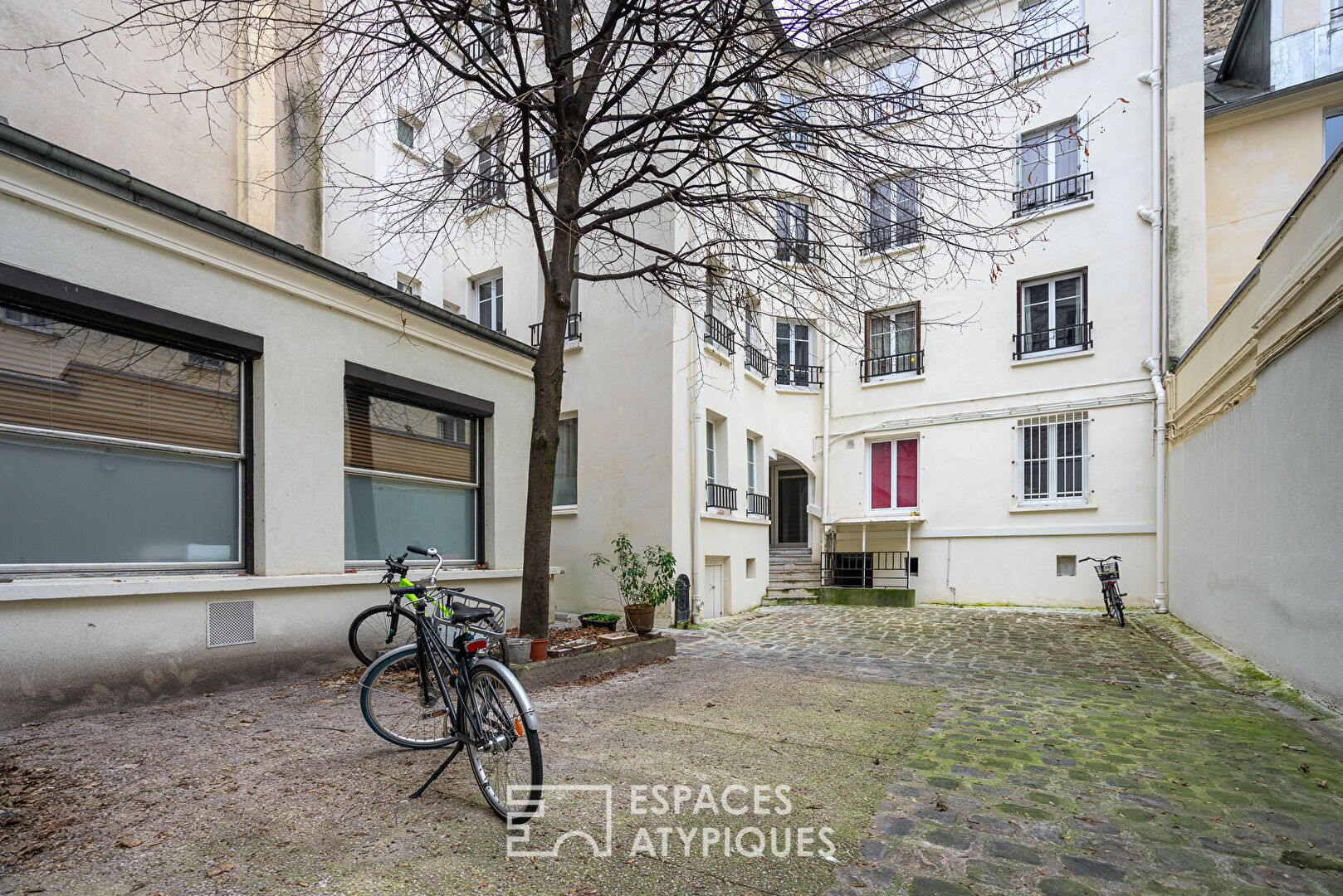 Appartement avec poutres apparentes sur cour pavée