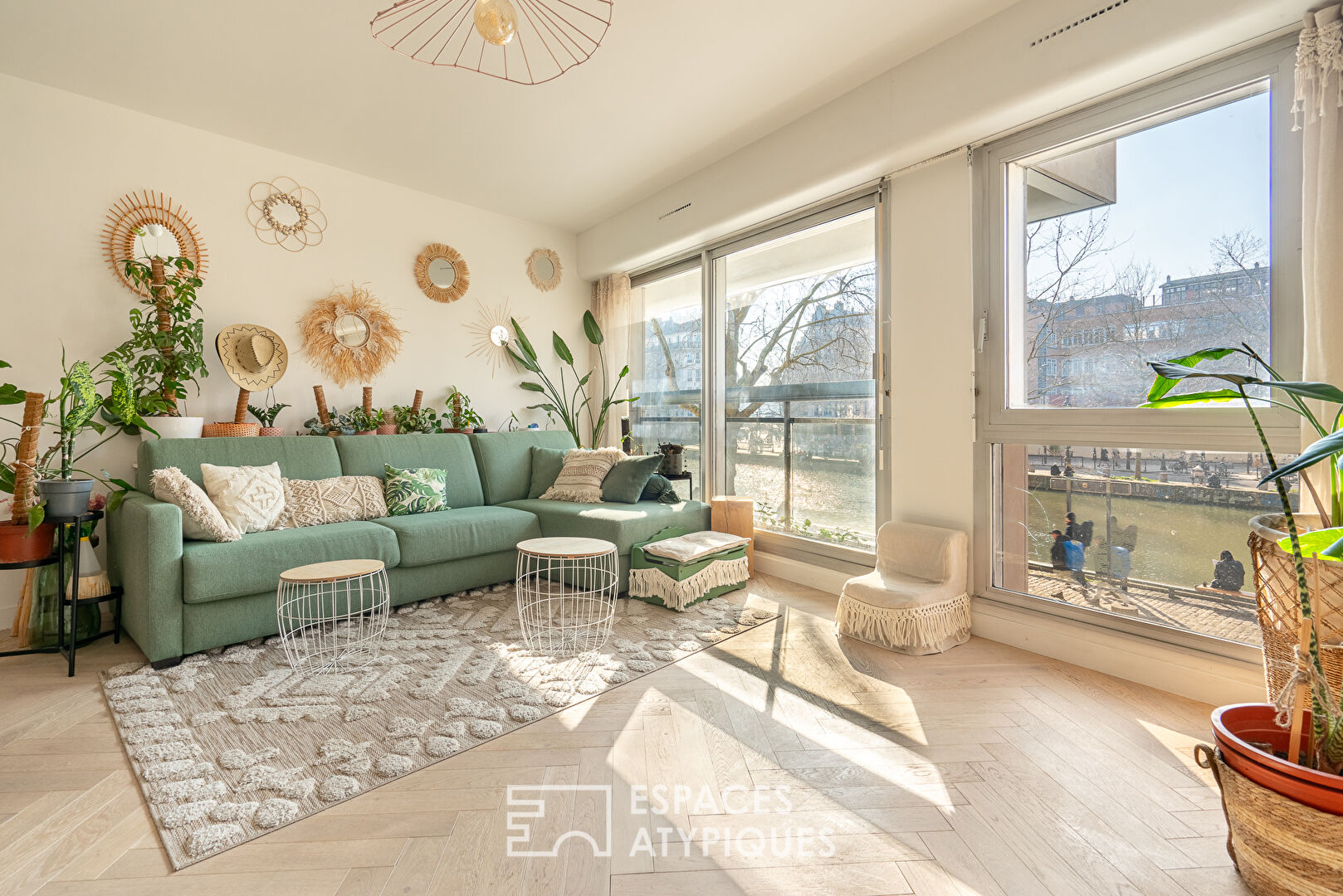 Renovated apartment with view of the St Martin canal