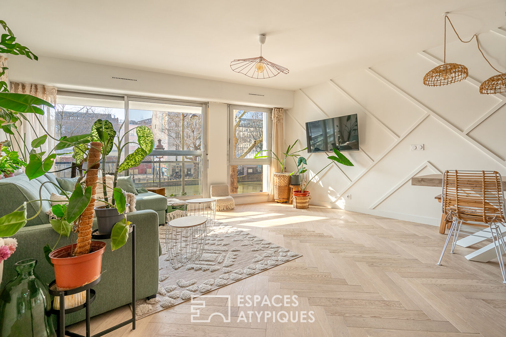 Renovated apartment with view of the St Martin canal